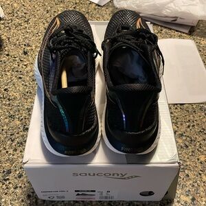 Saucony Endorphin Pro 3, women’s 8 , like new. Carbon plate.